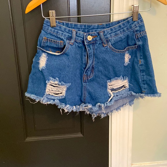 Cute dark wash shorts - Picture 3 of 4